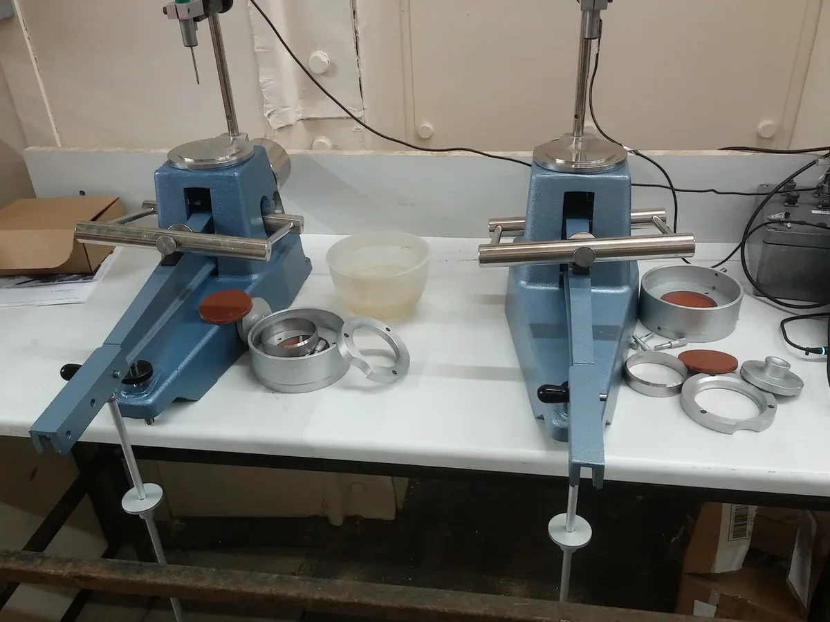 Límites de Atterberg en Alto Hospicio: Control de Plasticidad en Suelos Salinos del Desierto